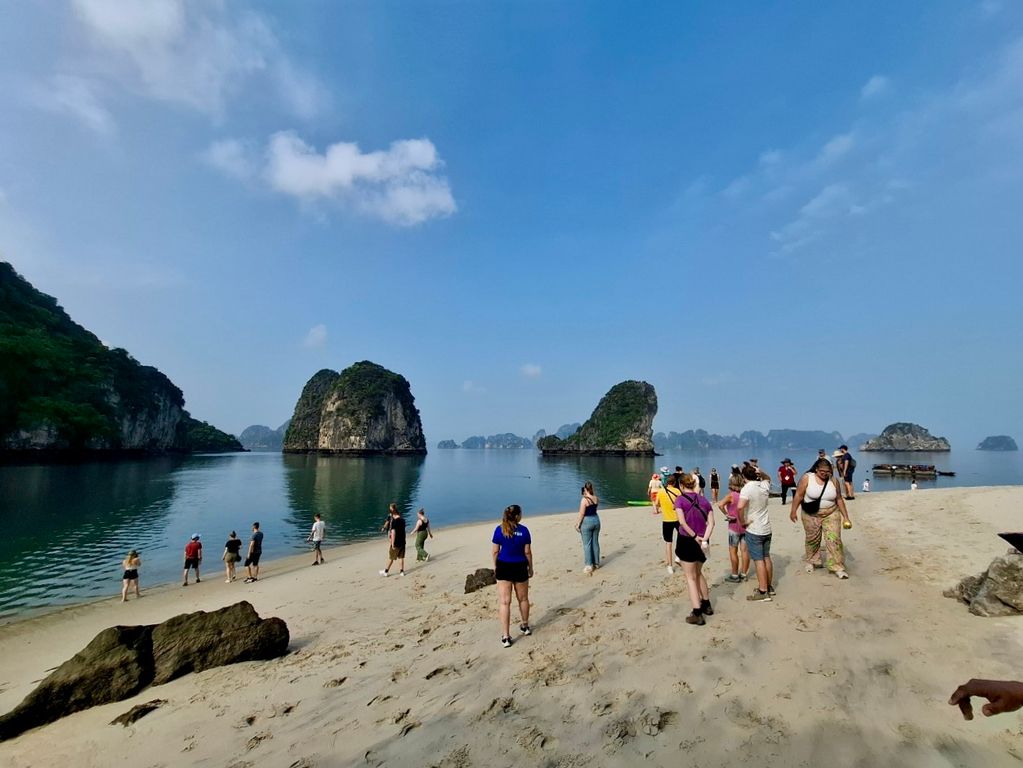 Strand bij Halong Bay